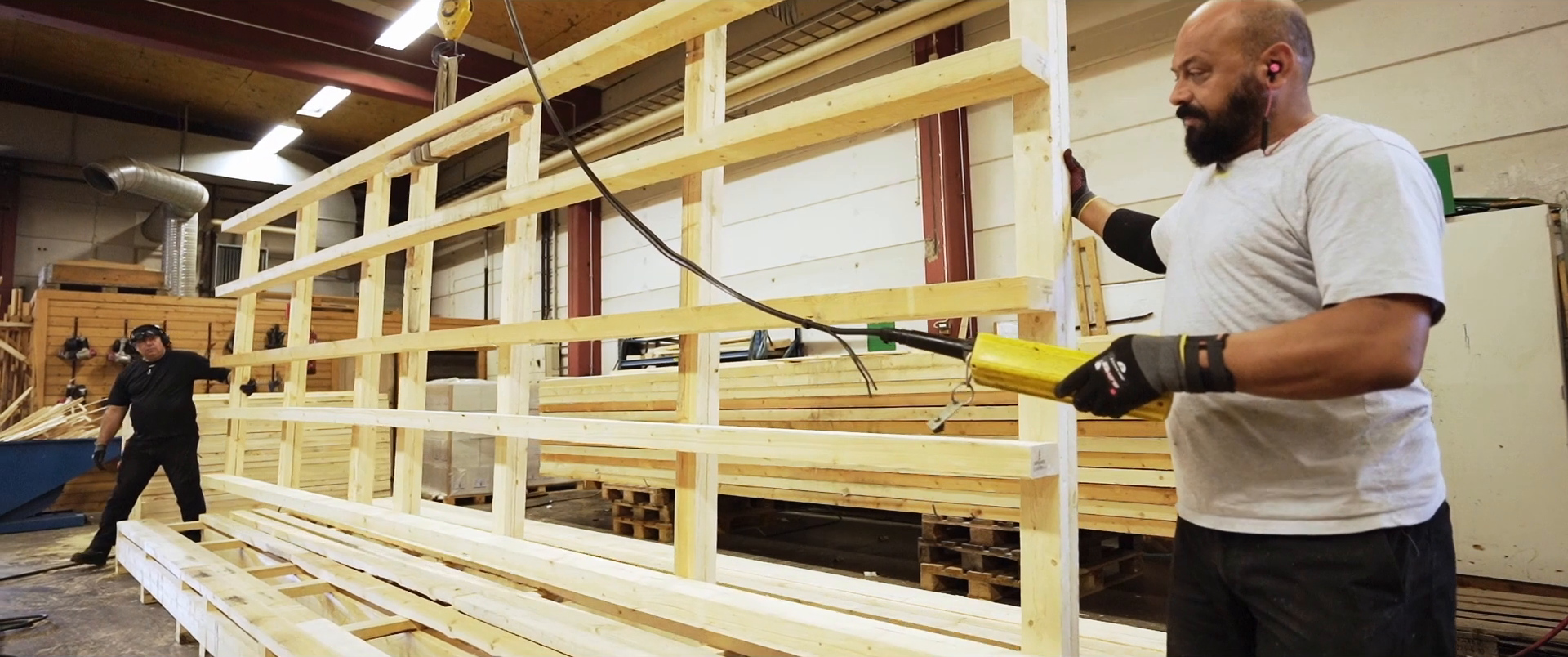 Assembly of a large wooden load carrier