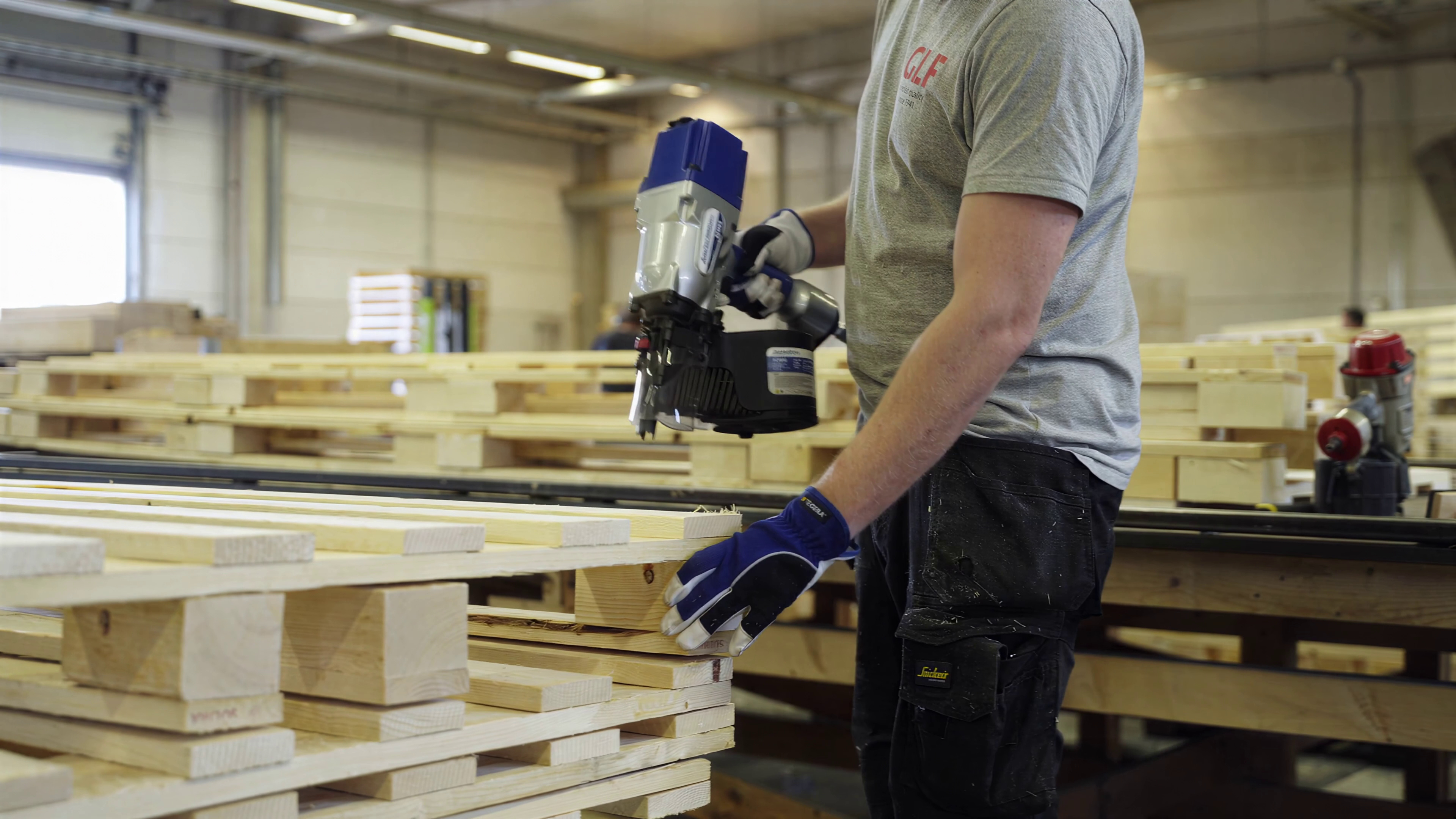 Manual assembly of wooden packaging.